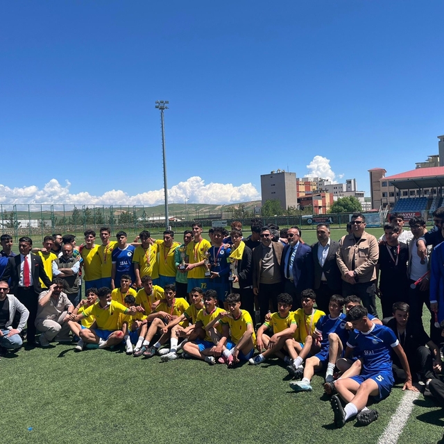 Kurtalan'da Liseler Arası Futbol Turnuvasının Şampiyonu Kayabağlar ÇPL oldu