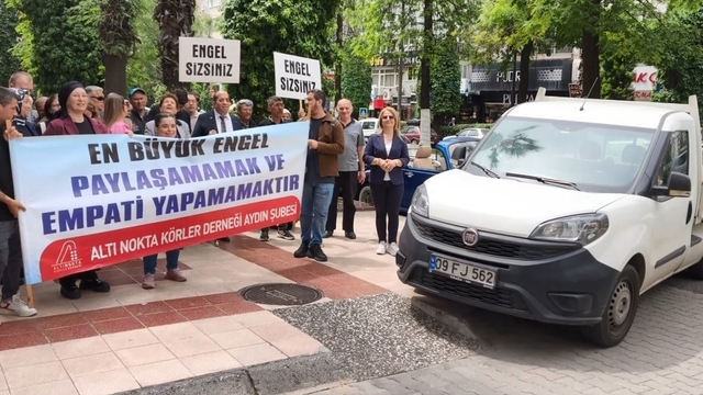 Hatalı parka sloganlı uyarı: "Hey şoför baksana, ne işi var bu arabanın kaldırımda"
Aydın'da görme engelliler seslerini duyurdu