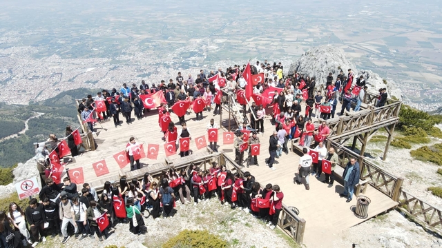 Gençler Spil'in zirvesinde ay yıldızlı bayrakla buluştu
Spil'in zirvesinde düzenlenen bahar etkinliği gençleri bir araya getirdi