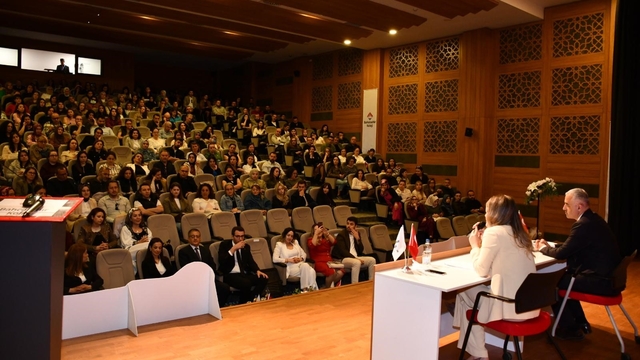 Çocukların suçu yönelimini önlemede hukuk ve eğitim işbirliği şart
Eskişehir Valisi Dr. Erdinç Yılmaz, "Mücadeleyi hep birlikte vermeye devam edeceğiz"
Başsavcı Karakülah, "Çocuklarımızı suça sürüklenmekten korumak bir seferberliktir"