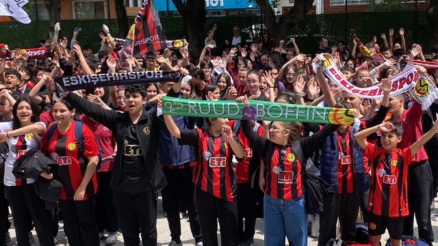 Ortaokul öğrencilerinden Eskişehirspor'a coşkulu destek
Minik Eskişehirspor taraftarları okul bahçesinde hep bir ağızdan 'Tükenmiş Nefeslere' marşını söyledi