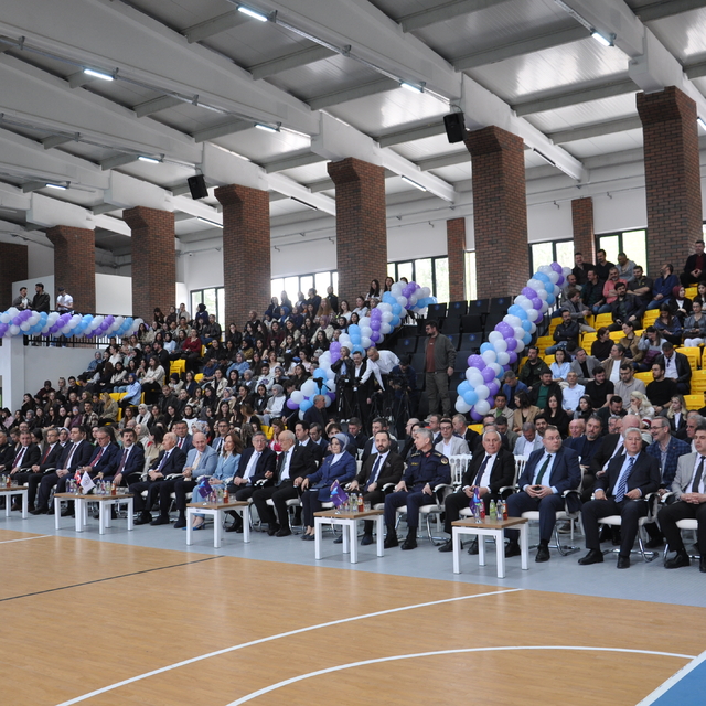 Kütahya'da yapımı tamamlanan Rıza Güral Spor Salonu törenle açıldı