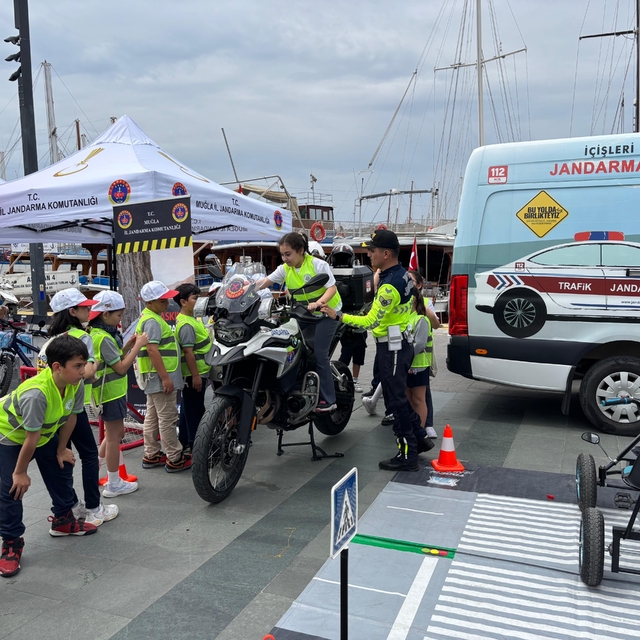 Bodrum'da öğrenci ve vatandaşlara trafik eğitimi verildi