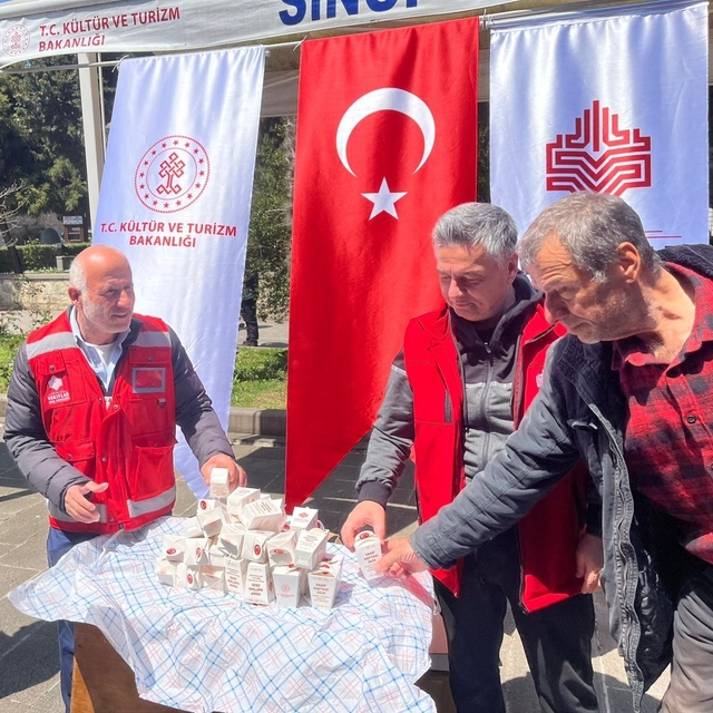 Sinop'ta Vakıf Haftası programında vatandaşlara lokum ikram edildi