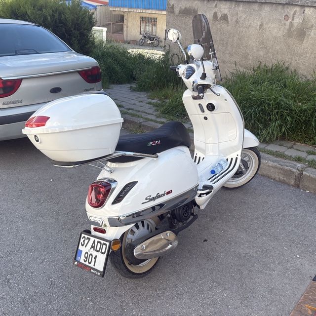 Kaldırıma çarpan motosikletin sürücüsü yaralandı