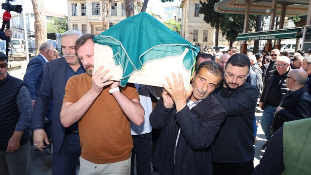 Motosiklet kazasında hayatını kaybeden 17 yaşındaki Ela son yolculuğuna uğurlandı
Acılı baba, kızının tabutunu taşıdı