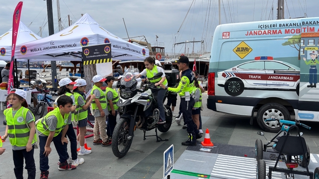 Bodrum'da öğrenci ve vatandaşlara trafik eğitimi verildi