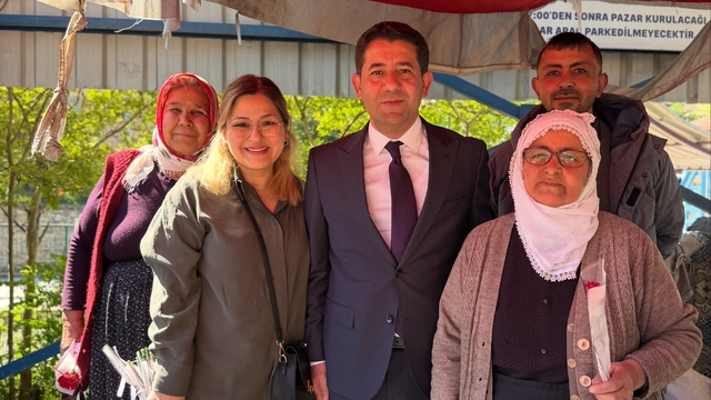 Feke'de kadın pazarcılara Anneler Günü hediyesi başkandan