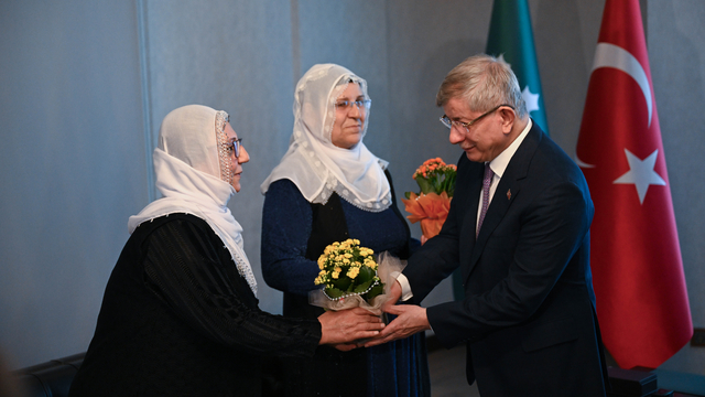Gelecek Partisi Genel Başkanı Davutoğlu, "Barış Anneleri"ni kabul etti