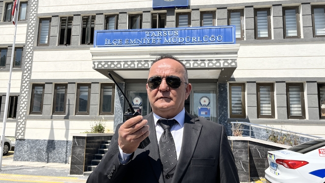 Mersin'de 30 yıllık polis memuru telsiz anonsuyla emekliye ayrıldı