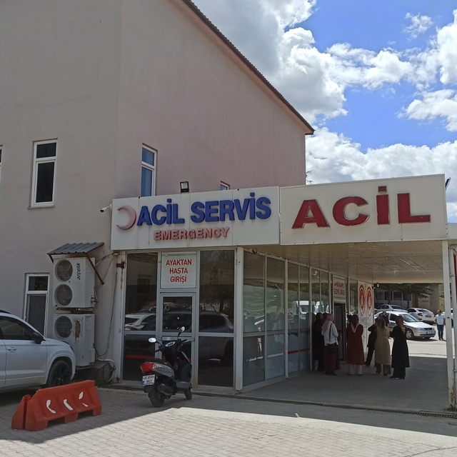 Polis memuru eşini ayaklarından vurdu