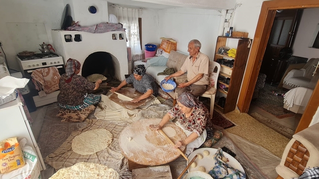 Buldan'da Kurban Bayramı hazırlıkları imece usulü yapılıyor