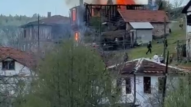 İki katlı ahşap ev alevlere teslim oldu, engelli kadını komşuları kurtardı