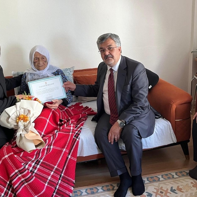 AK Parti'den en yaşlı ve en genç üyeye ziyaret