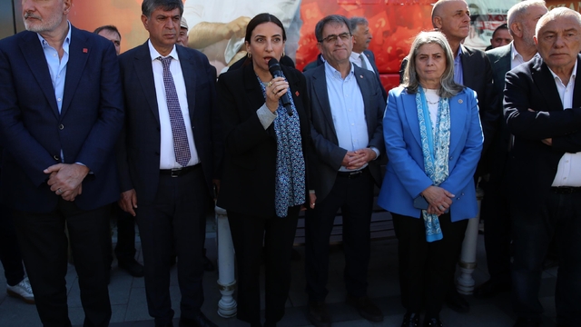 CHP heyeti maden ruhsatlarına tepki amacıyla Trabzon ve Rize'de vatandaşlarla bir araya geldi