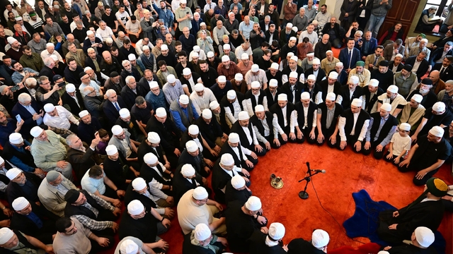 Emirsultan'da Erguvan Bayramı coşkusu
Yıldırım Belediyesi 600 yıllık Ergun Bayramı geleneğini yaşatmaya devam ediyor
Emirsultan Camisi'nde zikir, türbede dua yapıldı, konuşmaların ardından dualı köfte çorbası ikram edildi
Yıldırım Belediye Başkanı Oktay Yılmaz:
"Erguvan Bayramı, Bursa'mızın manevi kimliğini ön plana çıkaran ve gönül dünyamızı köklerimize bağlayan kadim geleneklerimizden biridir"