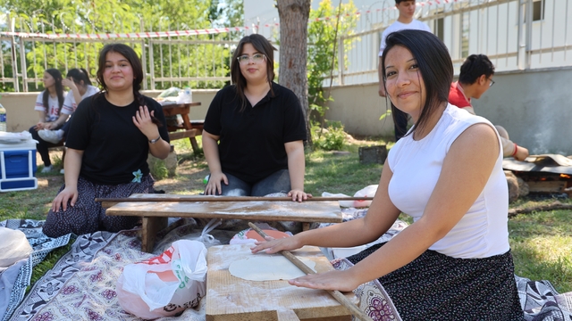 Kozan'da öğrenciler bahar şenliğinde şalvar giyip Adana sıkması pişirdi