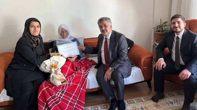 AK Parti'den en yaşlı ve en genç üyeye ziyaret