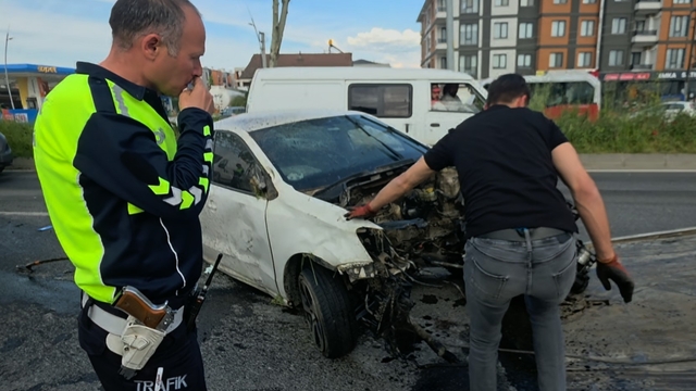 Refüje ve ağaçlara çarpan otomobilin motoru koptu
Polis bile hayrete düştü