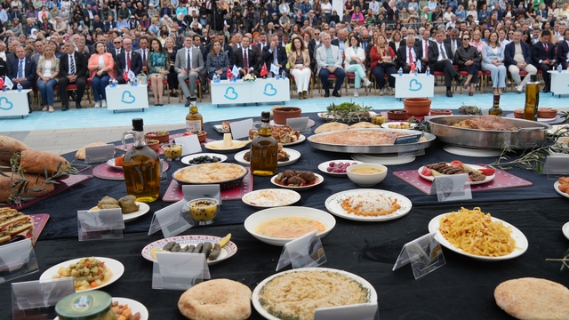 Balıkesir 1. Uluslararası Gastrofest açıldı
Balıkesir'in ürünleri görücüye çıktı
CHP'li büyükşehir belediye başkanları Balıkesir Gastrofest'i açtı