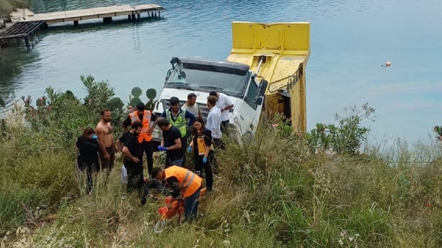 Araç ezilmekten son anda kurtuldu: Kamyon denize düştü, 2 kişi yaralandı