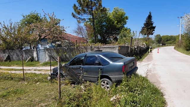 Samsun'da beton direğe çarpan otomobildeki 2 kişi yaralandı