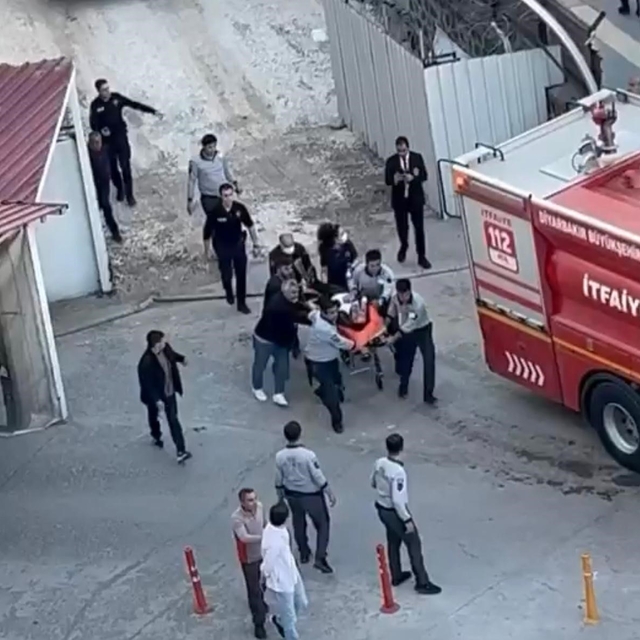 Diyarbakır'da inşaat halindeki otelde yangın: 13 kişi dumandan etkilendi