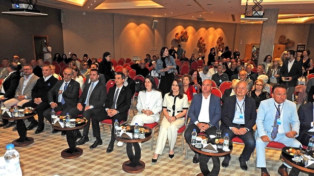 Sektör temsilcileri "1. Çeşme Turizm Zirvesi"nde buluştu