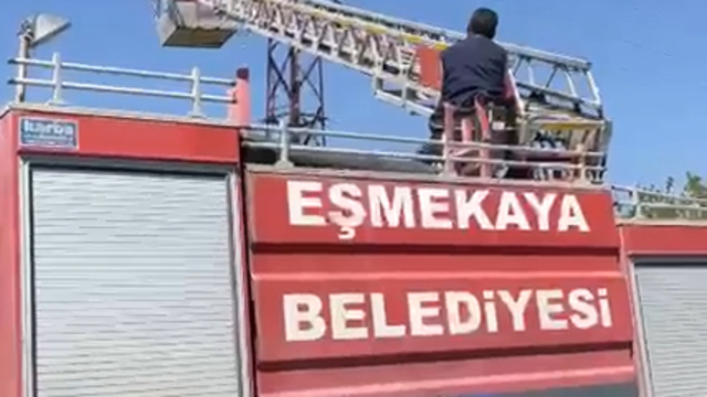 Tamir etmek için çıktığı elektrik direğinde akıma kapılıp mahsur kaldı