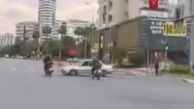 Otomobil ile 2 motosikletin çarpıştığı kaza kask kamerasında