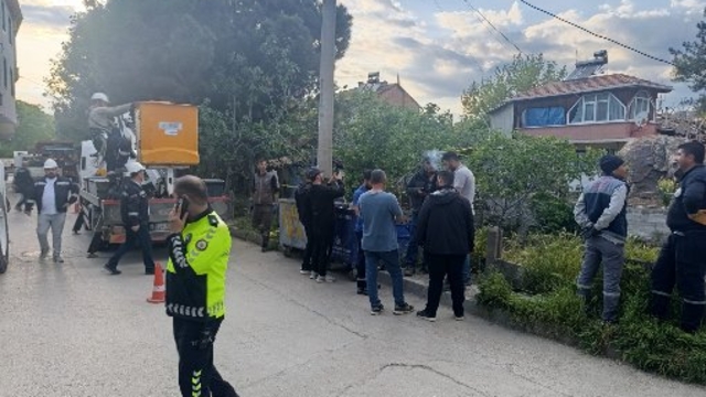 Yamaçtan kopan kaya parçaları evi kullanılamaz hale getirdi