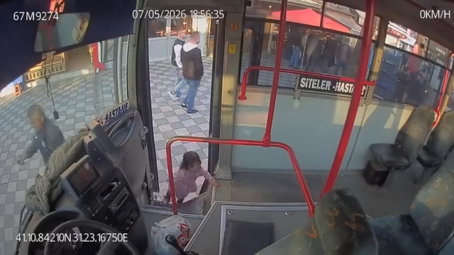 Ailesini bulamayıp emekleyerek halk otobüsüne binen 2 yaşındaki çocuk kamerada