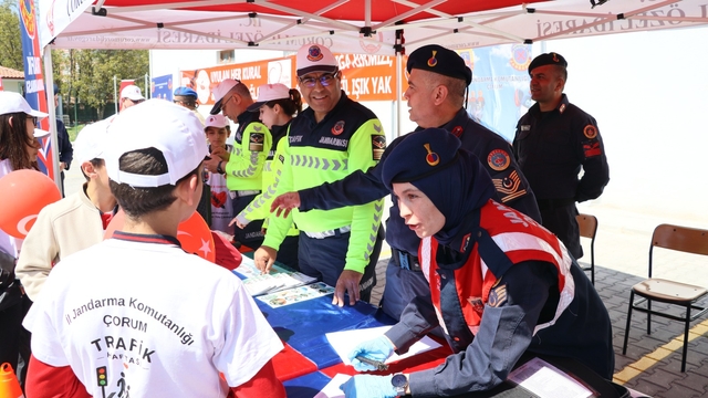 Çorum'da jandarma ekipleri öğrencilere trafik eğitimi verdi