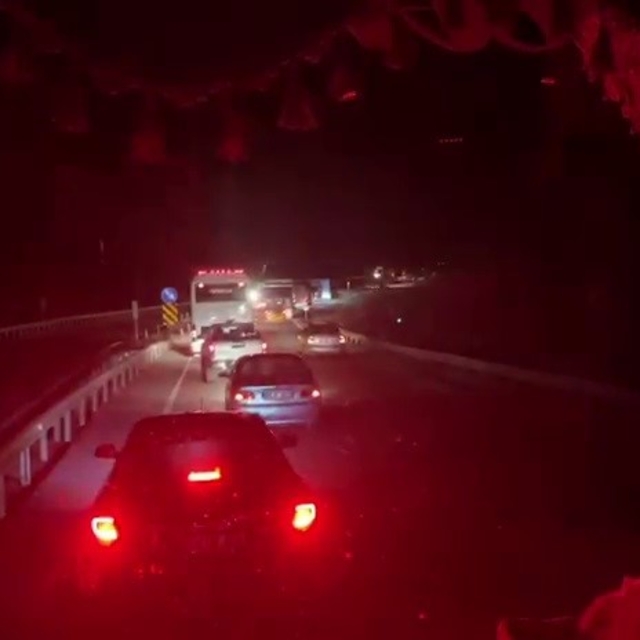 Tır devrildi, yol 3 saat ulaşıma kapandı