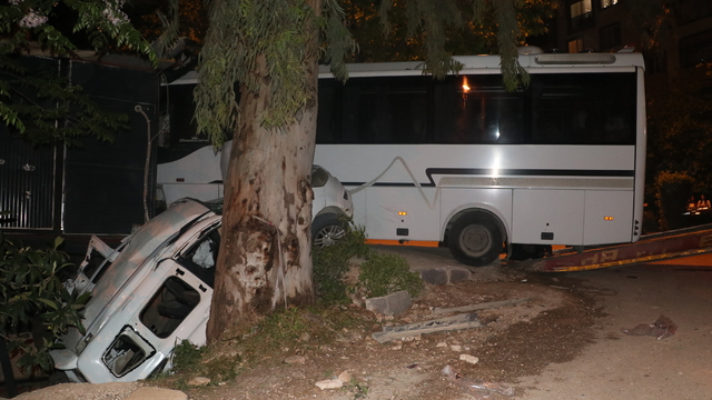 Hatay'da midibüsün hafif ticari araca çarptığı kazada 2 kişi ağır yaralandı