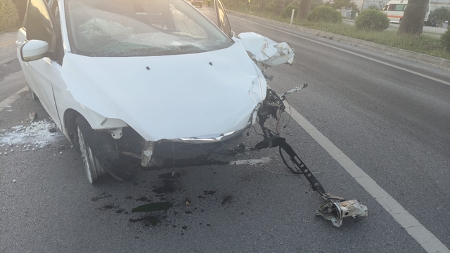 Mersin'de refüje çarpan otomobildeki 3 kişi yaralandı