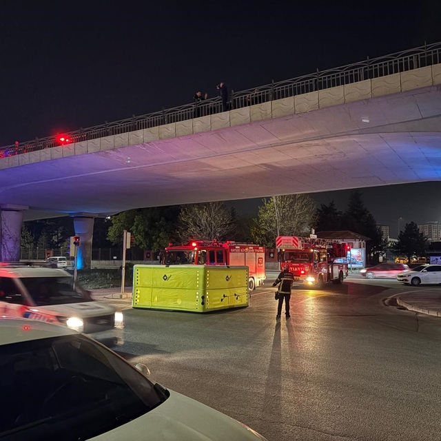 İntihar etmek için köprüye çıkan şahsı polis ikna etti