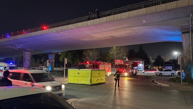 İntihar etmek için köprüye çıkan şahsı polis ikna etti