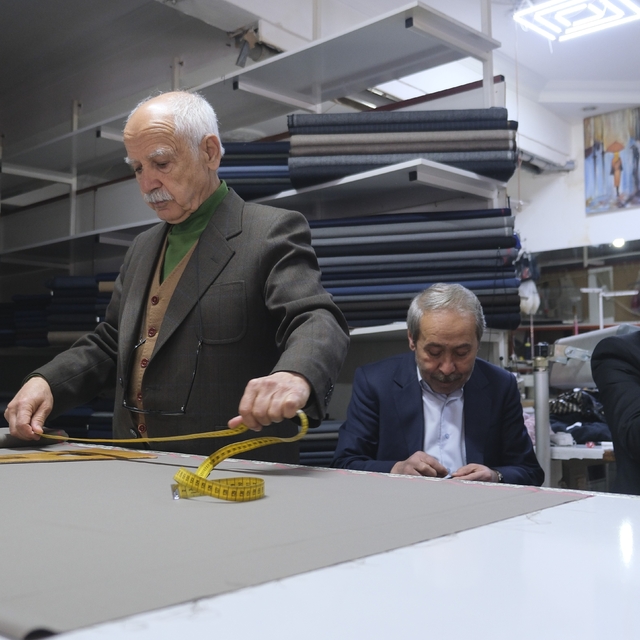 Ismarlama terzilik tarihe karışıyor
58 yıllık terzinin çırak sitemi: "Bizde...