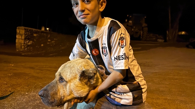 Köyde iki ayının saldırısına uğrayan Sencar'ın imdadına çoban köpeği Kral yetişti
Korkudan konuşma güçlüğü çeken minik Sencar: "Kral olmasaydı, ayılar beni yiyecekti"
Hastaneden taburcu olan Sencar, ilk iş olarak Kral'ın yanına gitti ve ona sarılarak teşekkür etti