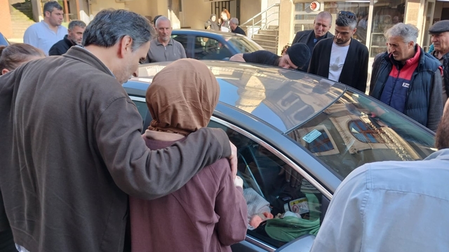 Bebek arabada kilitli kaldı; genç anne büyük korku yaşadı
Çilingirci tarafından açılan kapılar anneyi bebeğine kavuşturdu
