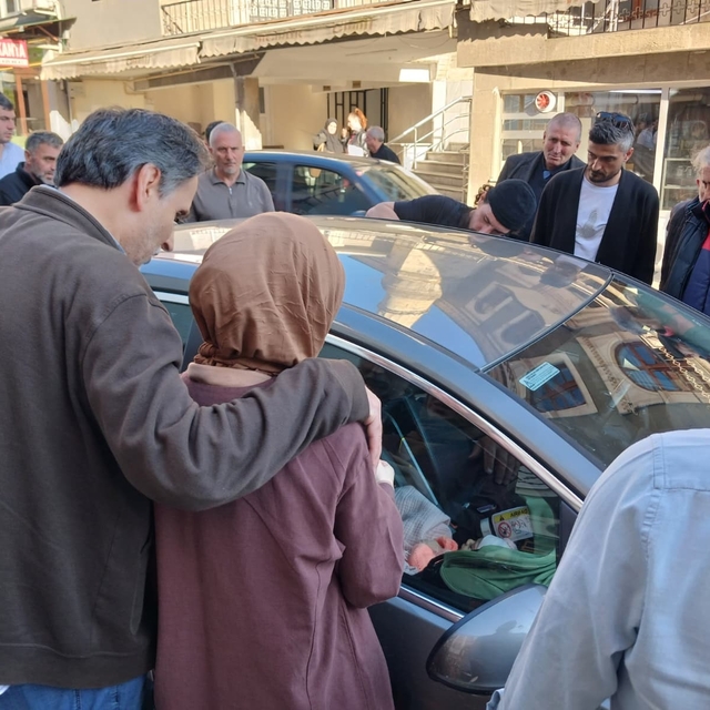 Bebek arabada kilitli kaldı; genç anne büyük korku yaşadı
Çilingirci tarafı...