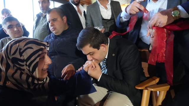 Engelleri aştılar, vatana asker oldular
Görme engelli 19 yaşındaki Taha, askere gidecek olmanın gururunu yaşadı, annesi gözyaşına boğuldu