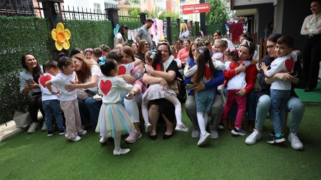 Miniklerden annelerine duygu dolu sürpriz