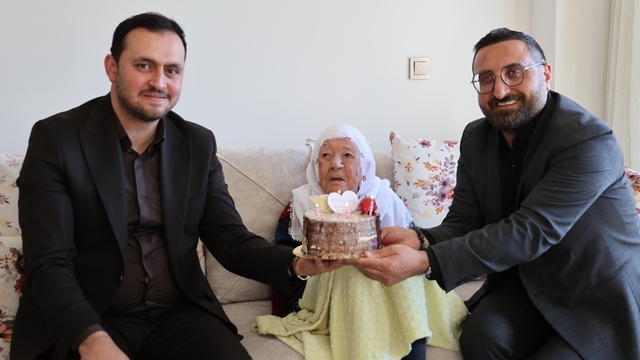 Cumhuriyet'le yaşıt Nazife nineye Anneler Günü sürprizi
Elazığ'da 103 yaşındaki anneye duygulandıran kutlama