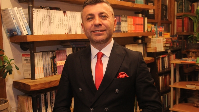 Ordulu İngilizce öğretmeni Muhammet Aydın, Avrupa'nın 'En İyi Öğretmenleri' arasında birinci oldu
Cambridge Dedicated Teacher Awards 2026 Avrupa kazananı, 12 bin aday arasından Ordulu Muhammet Aydın oldu