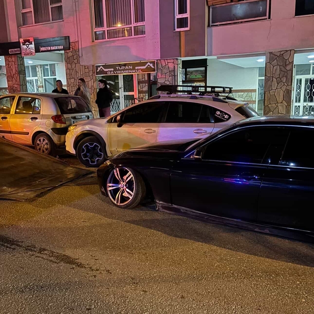 Telefonda başlayan zıtlaşma sokağa taştı… Silahlı çatışma kamerada
Bursa'da...