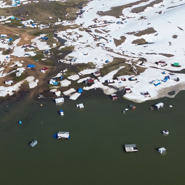 Erciyes'te kar erimeye başladı; kuruyan gölün etrafındaki karavan ve çadırl...