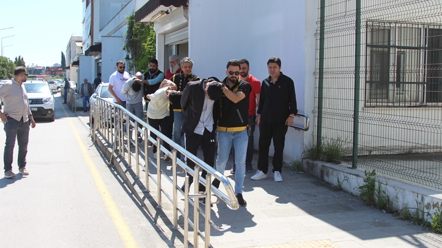 500 saatlik kamera incelemesiyle yakalandılar, emniyette sustular
Adana'da silahlı saldırı düzenleyen şüpheliler tutuklandı