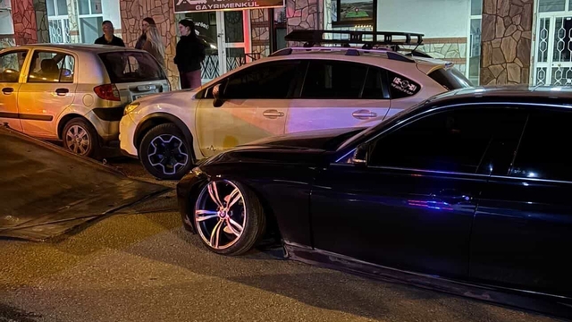 Telefonda başlayan zıtlaşma sokağa taştı… Silahlı çatışma kamerada
Bursa'da alacak verecek kavgası silahlı çatışmaya dönüştü: 1 yaralı, 2 gözaltı